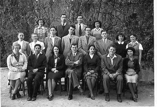 s_1950-1951_1ere.jpg - Lycée St. Aulaire - TANGER / MAROC - Année scolaire: 1950-51Classe de première Photo communiquée par Josette Peres(de gauche à droite) en haut : yvette Rosenstiel. Isaac Benhamou. Torwald Nilsen. Suzette Denoun au milieu : Monique Artous. Anita Varé. Fouad Saheb Ettaba. Jean Leguen. Jean Ader. Jean-Claude Hermann. Arlette Poli. Michèle Birebent. en bas : Françoise Bastianelli. Mohamed Anegai. Jacqueline Lafumie. Mr EYMARD (professeur de Français). Josette Pérès. Ralph Van Amerenguen. Renée Mergui.