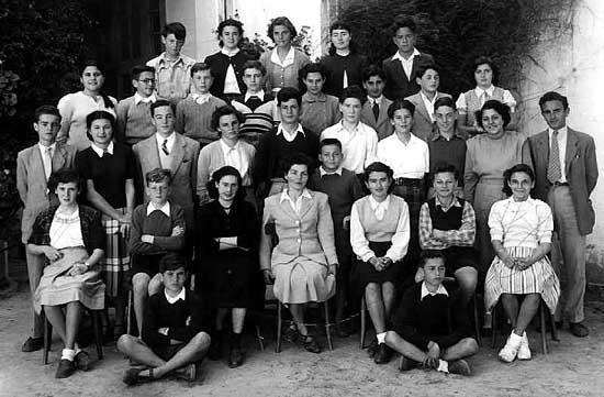 s_1950-1951_x.jpg - Lycée St Aulaire - TANGER / MAROC -Année scolaire: 1950-1951 Classe ????Photo communiquée par André Huguenin de Haut en Bas et de Gauche à Droite : ? ? ? Saheb Ettaba-? Bennani- Gavizon-??Y.Pinto- M.Benzaquen?H.Larédo A.Huguenin-S.Lemonnier-R.Abensur?F.Devoize?Peyre-Vallée-Benshimon-A.Obadia ??E.Maman-? Cohen-?? ? Solbès 