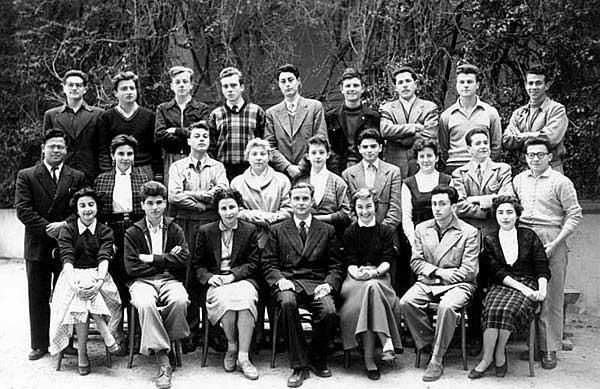 s_1953-1954_1ere.jpg - Lycée Saint Aulaire - TANGER / MAROC - Année Scolaire 1953-1954 Classe de 1ère ABCMPhoto communiquée par Raquel Bendelac   De gauche à droite et de haut en bas: (liste complétée par Jean-Claude Gomel) - José Gavison, Claude Mollo, Yves Humbert , Georges Puisset, Paul Spizzi, Nicolas Ignatiev, Jean-Pierre Bendahan ,? , ? , - Abdelwahab Bennani, Jacqueline Gilardino , Jean Slavik, Marie-Jeanne Pieri, Marie Claire Bourbon, Henri Cohen, Molly Bendayan, Jean-Claude Gomel , ? , - Raquel Bendelac, Guy Rosentiel, ? , Monsieur Grolleau, Caroline Bouder , ? , Ruth Laredo 