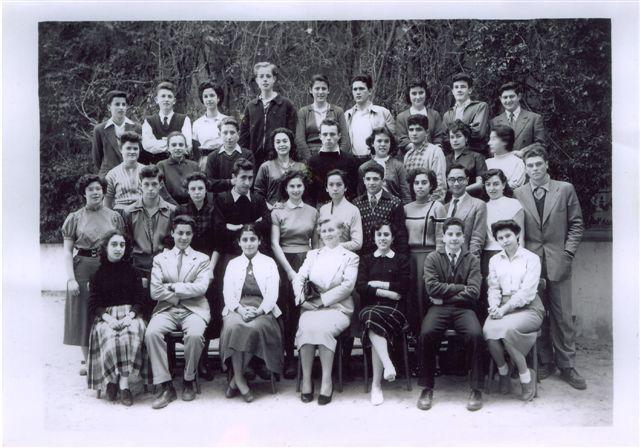 s_1953-1954_3eme_M2.jpg - Lycée Saint Aulaire - TANGER / MAROC - Année scolaire 1953-1954 Classe  3ème M2 Photo communiquées par  Jacques Gérardin 1er rang en haut de gauche à droite:        El Jarrat Mimon, Auer, Cohen Marlène, Bossut Raymond, Robert Nicole,  Lagrange Hélène, Serre Roger, Assor Aaron. 2eme rang Mesnard Nicole, Thiebault Jacqueline, Prokziwa Gérald, Bendayan Mercédès,  Gérardin Jacques, Buckingham Désirée, Sultan J.Claude, De La Lama M.José,Mollat      3ème rang Azagury Messody, Veaudelle J.Maurice, Garcia M.José, Lopez, Cohen Sonia,  Favier Louise, Benzazon, Sardin Denise, Benhaim, Pena Esperanza, Bettinger Joel4ème rang assis Skiredj Zoubida, Menendes Jaime, Abecassis Estrella, Melle Chapelou,  Homrani Fama, Hassan José, Serfaty Gladys