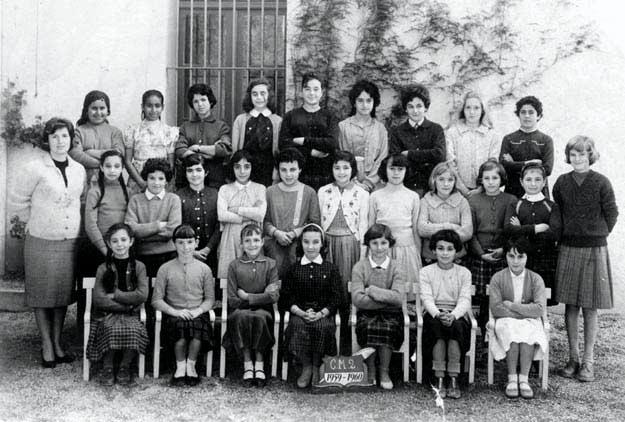 s_1959-1960_CM2.jpg - Lycée Saint Aulaire - TANGER / MAROCAnnée scolaire: 1959-1960. photo CM2 Photo fournie par Celia Levy Ribbi  De Gauche a droite premiere rangee: ?/?/?/?/?/?/?/Nathalie Gratier/?/?/Celia Levy Ribbi/Margaret Toledano/Helene Sardin/?/?/?/Helene Roux/Renne Lambert/?/Maribel Garcia Forraz Assises:/?/?/?/?/?/?/? Pas grand chose comme memoire!!!!! 