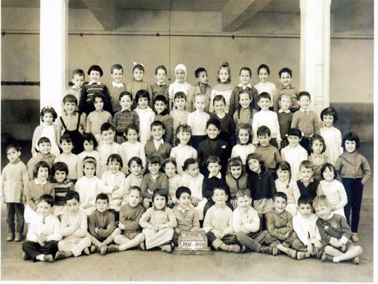p_1958-1959_maternelle.jpg - Ecole Perrier - TANGER / MAROCAnnée scolaire: 1958- 59 - MaternellePhoto communiquée par Antonio Lechugo Vázquez -En la fila sentada en el suelo soy el tercero por la izquierda 