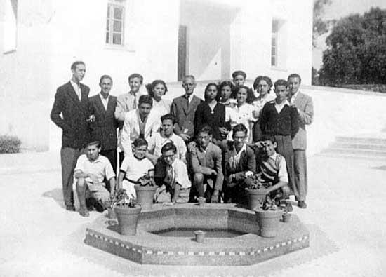 G_1949-1950_comercio.jpg - Grupo Escolar español - Tanger / MarruecosCurso : 1949 -Escuela de Comercio Foto enviada por José Sánchez  De izq. a der.:  De pie :Gonzalo González, Manuel Pecino, Emilio Ríos, Gerardo Matilla (Director), Ana, ¿?, Elena Pérez Anillo, Carmen Jiménez, Antonio Cruz y Antonio Prieto. De rodillas : Manuel Ordoñez, Diego López, José Sánchez, Paco Ordoñez, Fito Hdez. y Luis Gutiérrez 