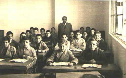 G_1956-1957_b.jpg - GRUPO ESCOLAR ESPAÑA (RAMON Y CAJAL) - TANGER / MARRUECOSAño/ Année: 1957. Foto enviada por /Photo communiquée par Rafael MILLAN DEL PINOEs una gran idea la vuestra y aqui os mando una foto del año 57 colegio, GRUPO ESCOLAR ESPAñOL, actualmente llamado RAMON Y CAJAL.La unica informacion es la del maestro DON FRANCISCO ARTACHO y dos compañeros, AUGUSTO ALCOBA INOJOSA Y ANTONIO MORENO GAGO. 