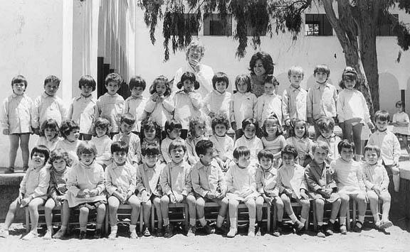 G_1971-1972_parvulos.jpg - Grupo Escolar Español - TANGER / MARRUECOSPárvulos 1971-72 Photo enviada por Miguel Angel LIGERO RAMOS  Yo estoy en la primera fila sentado al final a la derecha. ¿ Alguien más se reconoce ? 