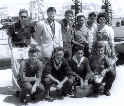 i_1957-1958_preu.jpg - Instituto Politecnico Español - TANGER / MARRUECOS Curso de ''Preu'' 1957-1958 Enviada por José Antonio Quilez Antes de tomar el trasbordador de Algeciras, con ocasión del examen de Preuniversitario que se celebraría en Granada. Junio 1958.De Izquierda a derecha y de arriba a bajo- Tony Palma, Javier Castellá, Vicente Ruiz Arribas, Alfonso González Dorado, Ángel Martínez Delgado, Esther Amselem, - Rafael Moreno Gálvez, Claudio Solves, Rodrigo Marchena y José Antonio Quilez Blasco. 