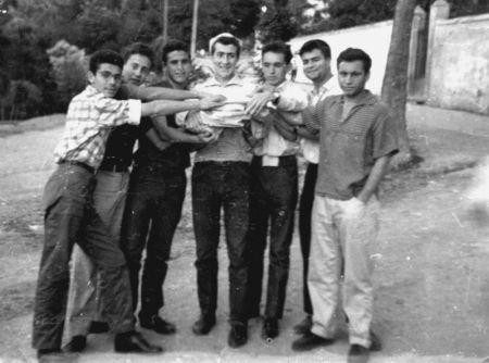 i_1957-1958_preu_b.jpg - IPE Curso - TANGER / MARRUECOS Examen de Preuniversitario curso escolar 1957-1958Enviada por Juan Antonio Quilez Antes de quemar los apuntes del curso, en las cercanías de la ''Fuente del avellano'' en Granada.De Izquierdas a derecha: Ricardo Cerni, Tony Palma, Vicente Ruiz, José A. Quilez, Ángel Claudio Solbes, Samuel Benjio, Alfonso Glez. Dorado.