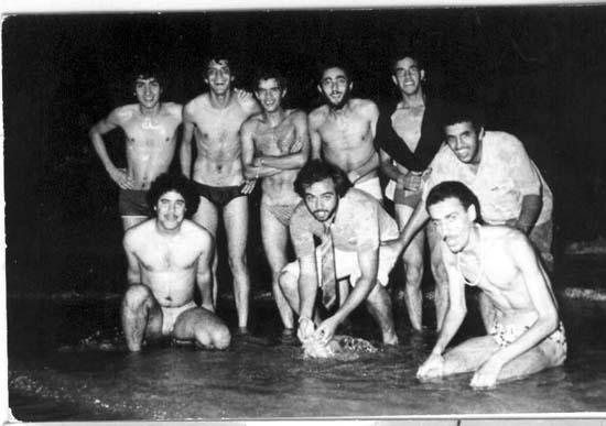 i_1982-1983_playa.jpg - Instituto español de Tanger-Marruecoscurso 1982-1983- Curso de Orientación Universitaria Enviada por Abdelhalim Mhend Ouhana, Traductor e intérprete tangerino, Granada(España)  A los que un día fueron compañeros de estudios y de vivencias inolvidables, un abrazo.Hasta siempre, en Tanger nos veremos algún día.Halim. Baño de madrugada en las templadas aguas de la playa de Tanger, en invierno.Soy el segundo de pie por la derecha.