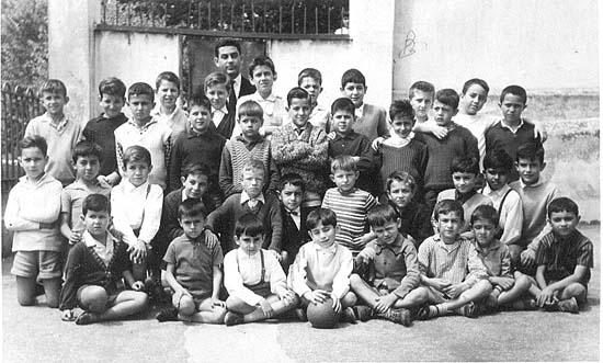 m_1962-1963_x.jpg - Marianistas/Casa Riera/Alfonso XIII - TANGER / MARRUECOS  Junio/63 -(curso 1962-1963)Enviada por Javier Herrero el profesor es Don Alberto,nombres Palomo, Melgar, Camas, Serrano, Domingo, Banty, Jorge Torres, Andres Aznar, Marcos Sierra, Pedro Reyes, Ignacia Salas, Salmeron, Pepe Sierra. Javier Herrero. Estos son los nombres que recuerdo el resto que me perdone Yo soy el segundo de rodillas por la izquierda si alguien se reconoce por favor se pongan en cotacto conmigo, gracias . 