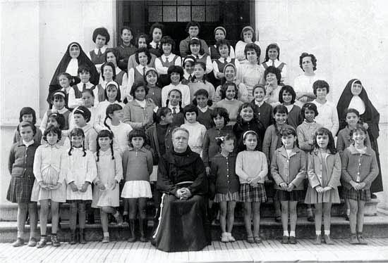 m_1963-1964_franciscanas.jpg - Marianistas/Casa Riera/Alfonso XIII - TANGER / MARRUECOSFRANCISCANAS- (curso 1963-1964)Enviada por Javier Herrero 