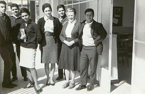 ast_1962-1963_Junior.jpg - American School of Tangier 1962-1963 - Junior Class. Photo communiquée par Perla Levy Ribbi  Lebbady Mohamed, John Lanaro, Leila Almenjara, Perla Levy-Ribbi, Joe Lanaro, Mrs. Frame (homeroom teacher), Mejido Ben Rabah. 