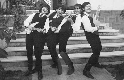 ast_1963-1964_Beatles.jpg - American School of Tangier october 1964 - Halloween ''The Beatles''Photo communiquée par Perla Levy Ribbi  Cecilia Cabedo, Celia Levy-Ribbi, X, Susan McGrail 