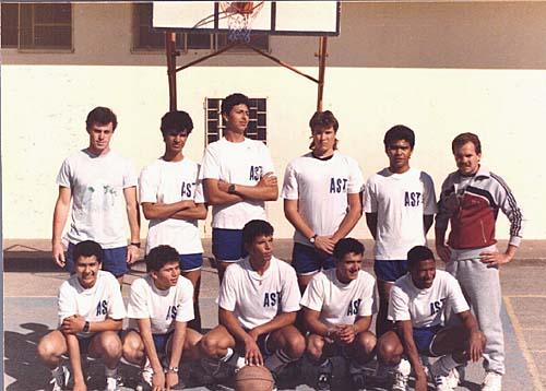 ast_1986-1987_basket.jpg - American School of Tangier Année scolaire : 1986-87 l'equipe de basket ''A Team''Photo communiquée par JJ SOLER  Upper row from left to right: Pat Connors, Rachid el Ghuerr, Assad Mohtassem, Tom Dankerl, J.J. Soler, and John Lisle. Bottom row from left to right: Nasser, Abdeslam Amar, Skander M'hir, Zouhair Filali, and Rayola Osanya.