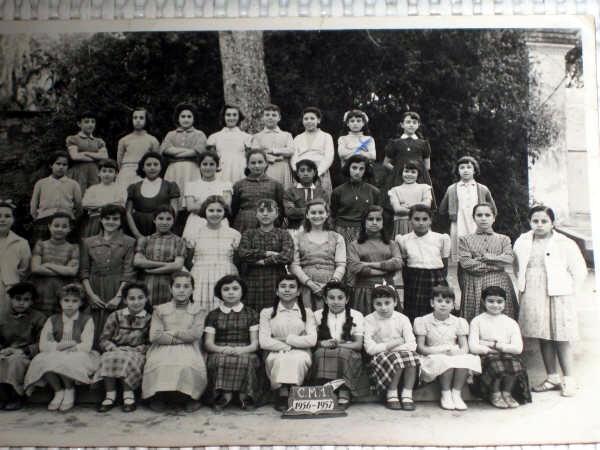 x_Ouita_1956-1957-CM1.jpg - Ecole OUITA - TANGER / MAROC - Année scolaire 1956-1957. Classe CM1Photos communiquées par Maria del Carmen Casal.Cette photo est à l´école Ouita  où école profesionnelle.Je suis en haut la deuxième a droite.Où sont les élèves de cette école? .J´ai jamais vu une photo ni aucun commentaire au sujet.Merci