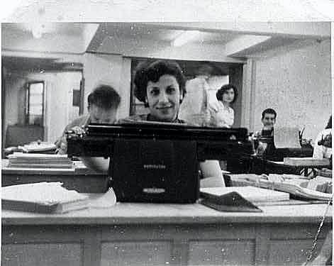 BNCI_1953a.jpg - B.N.C.I. Tanger   Photos communiquées par Mme Alice Kadosh (nee Mouyal) et transmises par Joseph Maman Avec le grand espoir de pouvoir contacter les collegues.    Mme Alice Kadosh 1953. 