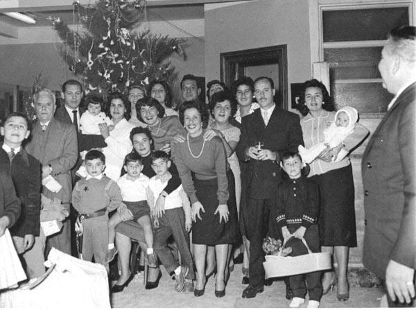 BNCI_Noel_1958a.jpg - BNCI -Noel 1958- TANGER / MAROC Place de France    Photo communiquée par Leon EBIDIA  De gauche a droite ;   Benmergui, Juan Vega , Esther Benitah, Margo et Rosette Ducamp, Mimi Benchimol, M.Ajuelos, Miguel Bataller et Mme Bataller  Assise : Hortensia Izquierdo. 