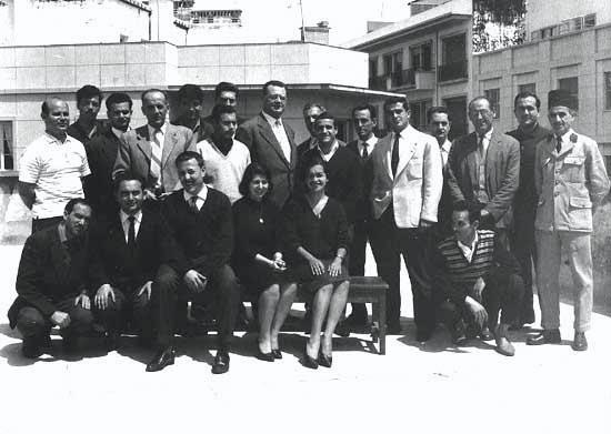 Catastro_1958.jpg - Catastro 1958- TANGER  Enviada por Antonio Ferrer Martín  De arriba abajo, de izquierda a derecha  ¿?, Antonio Ferrer, ¿?, Hartmann, ¿?, ¿?, Cordoba, Laborie, Benchimol, Botbol, Manuel Cruz, Estevez, Pardo, ¿? (de Jaen), ¿?, ¿?, ¿? (conductor), Ayora (de Madrid), Contreras, ¿? (esposa de Contreras), ¿? (esposa de Botbol), ¿?. 