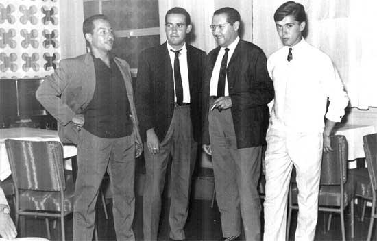 UNIBAN_02.jpg - UNIBAN -Foto Enviadas por Adolfo Ariza Union Bancaria Hispano Marroqui.- TANGER   Hotel Tanger Año 1962 Cena Fin de Año ,Yo de blanco junto al sr.Moreno y dos 
