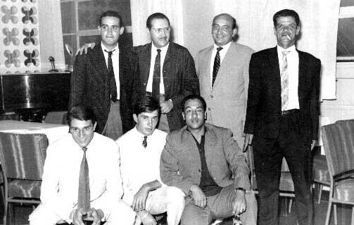 UNIBAN_1962.jpg - Grupo Empleados UNIBAN parte baja Eduardo Rios, Adolfo Ariza y Mohamed arriba Larbi Sr.Moreno Cubero y nuestro ordenanza preferido año 1962.   Fotos Enviadas por Adolfo Ariza