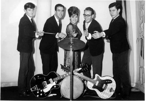The_Shamrocks_1963_2.jpg - The Shamrocks  Foto enviadas por Manuel SANCHEZ VALLEJO (Manolo)    1963 - De gauche à droite :   Pérez (batería) - Manolo (yo) (guitarra solista) - Mari gonzalez (cantante) - Rani (piano) - Maurice Pimienta (guitarra de acompañamiento) 