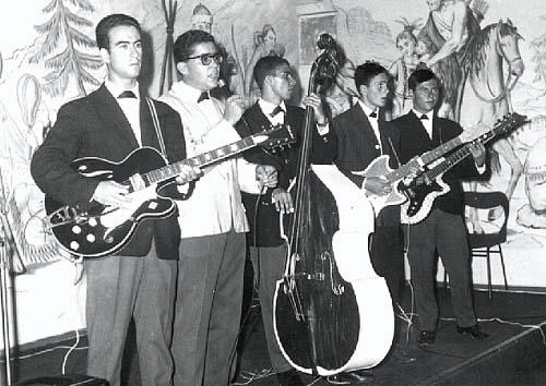 The_Shamrocks_1964_2.jpg - The Shamrocks  Foto enviadas por Manuel SANCHEZ VALLEJO (Manolo) 1964 - Foto de THE SHAMROCKS en el CASINO MUNICIPAL DE TANGER  De izda. a derecha :    Manolo (yo) - Jimmy Muyal - Jimmy - Abrines - Maurice