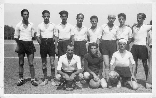 Deportiva_Sevillana_1946.jpg - Estadio Marchan, La Deportiva Sevillana de Tanger- año 1946 Foto enviada por Pepe Marquez Yo soy el que lleva el pañuelo en la cabeza, y mi nombre es Jose Marquez Moya, a mi lado Antonio Ordoñez, y Marrochino, arriba de derecha a izquierda: Juanito, Pepin, Antonio Gago, Zacarias, Mendoza, y de los demás no me acuerdo de sus nombres, espero haber acertado en los nombres, por los años que hace.El resultado fue La union Deportiva Sevillana 4 y UGT 2
