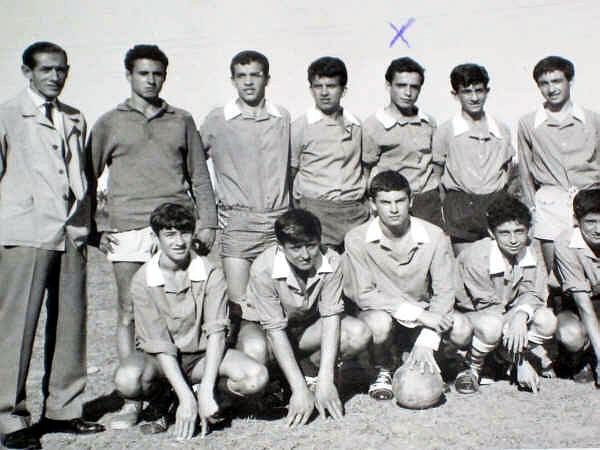 Futbol_Juventud_parroquia_San-Jose.jpg - Futbol - TANGER / MARRUECOS - . Photo Enviada por Maria Del Carmen Casal, para su hermano.Esta foto es del equipo de futbol Juventud que pertenecíamos a la parroquía San-José,muy cerca de la calle Sevilla....Me gustaría encontrar a un amigo de mi hermano que se llama Pedro Chicano Alonso,lo conocíamos por PEWE...su hermano se llama Walterio....Yo estoy de pié y soy el tercero por la derecha y Pewe es el segundo por la derecha,también de pié y justo a mi lado...Muchas gracias a todo el equipo de tangerinos y ojalá tengamos suerte.