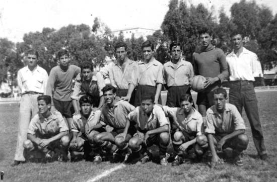 Marshan_1953.jpg - Estadio del Marshan - TANGER / MARRUECOS Año/ Année: 1953.  Foto enviada por /Photo communiquée par Antonio Romero-Pernia y Marie-Christine Gardel (su hija/sa fille)   Debout de gauche  droite : ? , Elias ELKALY, Antonio el Roteño, ? , ? , ? , ? , el Juani   Bas de gauche  droite : Antonio ROMERO PERNIA, el Tinto, Jose HERRERA, el Tecnico, ? , el Ceuta