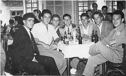 Pahino_con_amigos02.jpg - Rafael Sánchez 'Pahiño' con Aida Cruz y amigos - TANGER / MARRUECOS Reunión de amigos: P. Surribas, C. Sánchez, Juan Sánchez 'Pahiño II', Muñoz, A. Surribas, ?, Rafael Sánchez 'Pahiño' Enviada por Rafael Sánchez 'Pahiño' y Aida Cruz y transmitida por Eusebio Tejeda Muñoz 