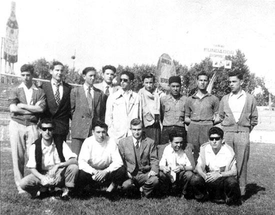 Union_Deportiva_Espana_1954.jpg - Equipo de futbol Union Deportiva España de Tanger, en el Campo del Nervi¢n (Sevilla)  antes de jugar los Octavos de Final del Campeonato de España de Juveniles (Año 1954)  Foto enviada por Pedro Sanchez Ruiz   de pie, de derecha a izq.   ?, Temsamani, Allal (con tarbuch, entrenador), Abderraman Elhsisen, Tuiza,?,?, Cuadrillero, ?  agachados, Albiach, yo,?,?, ?
