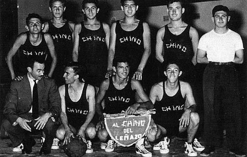 El_Chino_1954.jpg - EQUIPO BALONCESTO: EL CHINO (1954) - TANGER / MARRUECOS Enviada por Germán Gumpert  De pié y siempre de izquierda a derecha: X, Jiménez,Muñoz, Aguilar, Nieto, X.  Abajo: Piñero, Rojas, Antonio Fernández y Santi. 
