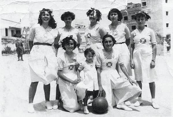 Equipo_femenino_Fe_Catolica.jpg - Equipo femenino de baloncesto Fé Católica - TANGER / MARRUECOS  Communiquée par Mª Teresa Altolaguirre (Mayte)    En esta estamos todas las que formamos el primer equipo femenino de baloncesto Fé Católica,  vereis que llevamos falda pantalón porque no nos permitían lucir las piernas...  Aquel día jugábamos contra el Donnal, un equipo local y además ganamos, bueno no, empatamos, lo de ganar sería otro día.  En este grupo estamos: De izquierda a derecha, de pie:  Mª Teresa Alonso (Polola), Toti, Maruja Contreras, Mª Teresa Altolaguirre (Mayte) y Mª Eugenia;  de rodillas: Purita Barranco, Antoñita Barranco  y la chiquitita, que era nuestra mascota, de la que no recuerdo el nombre.